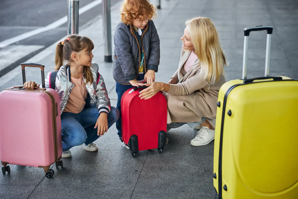 Kinder mit Gepäck am Flughafen
