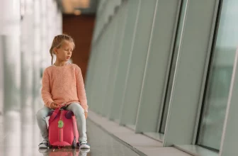 Kind-am-Flughafen-mit-Handgepäck