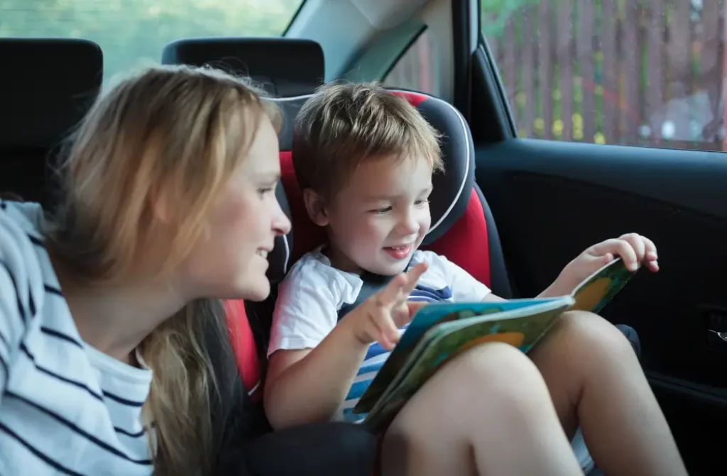 Kinder im Auto liest ein Buch