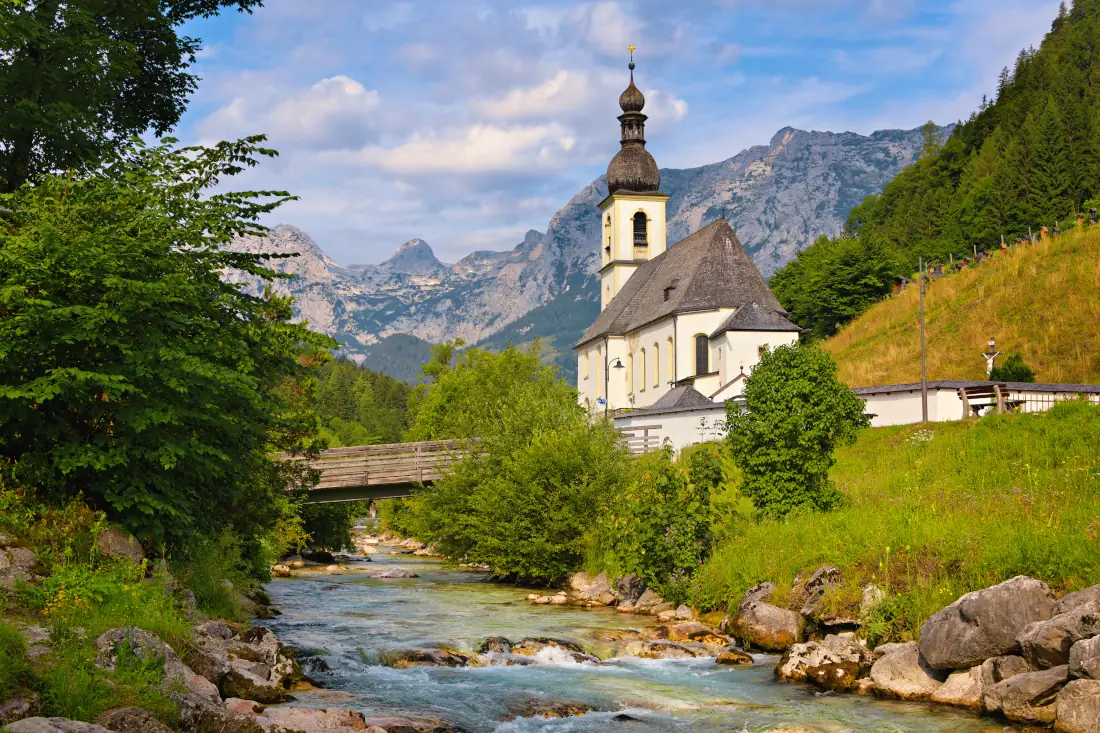 Alpenkirche mit einem Gebirgsbach in Deutschland
