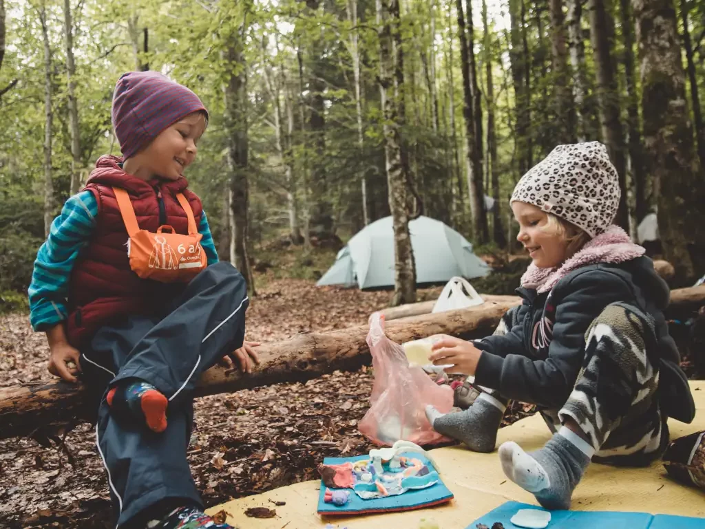 Kinder am Campingplatz im Wald