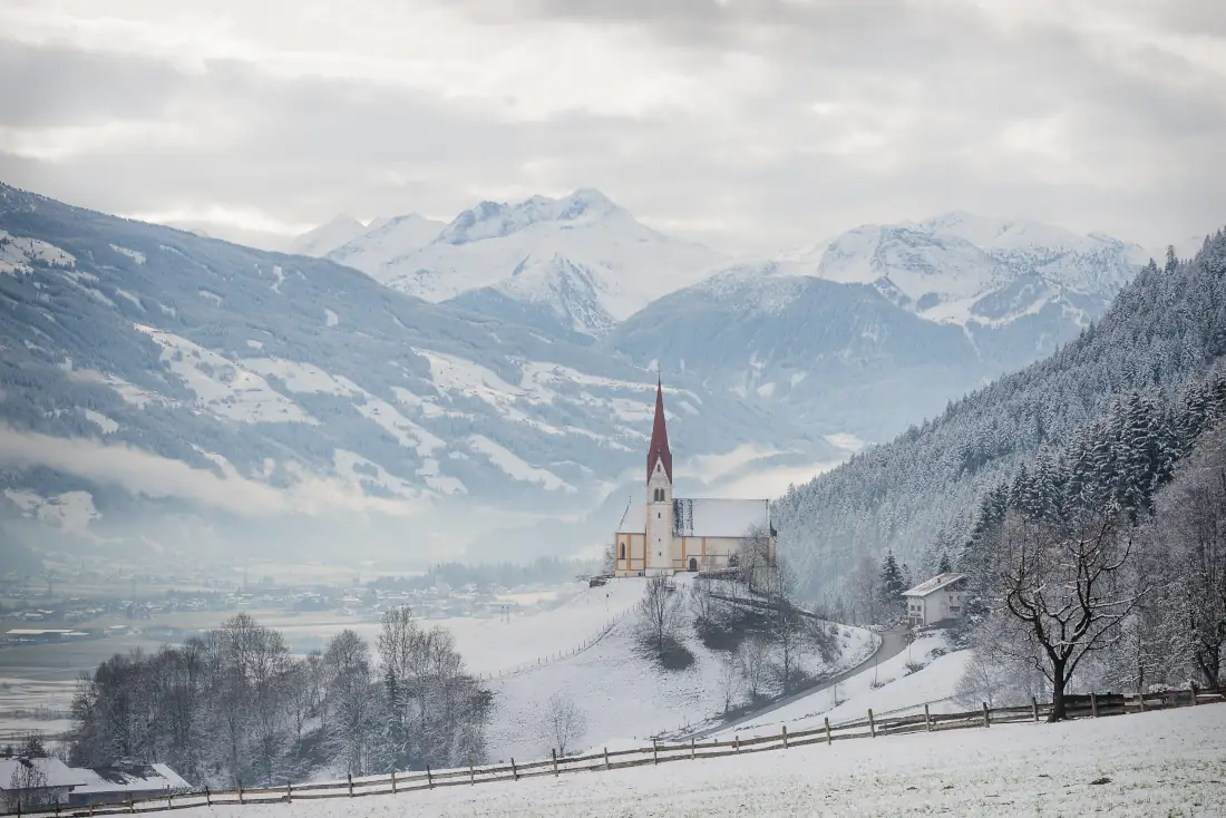 Kirche im Zillertal im Schnee