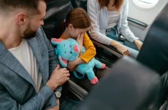 Mann und Frau reisen mit Kind im Flugzeug