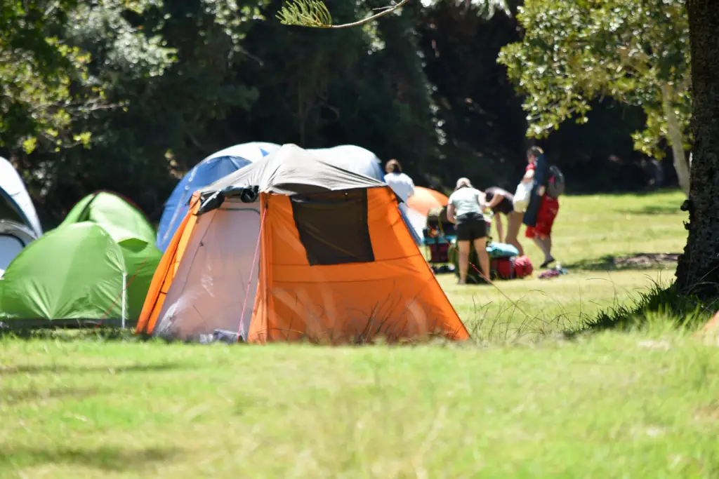 Campingabenteuer mit Kindern im großen Zelt