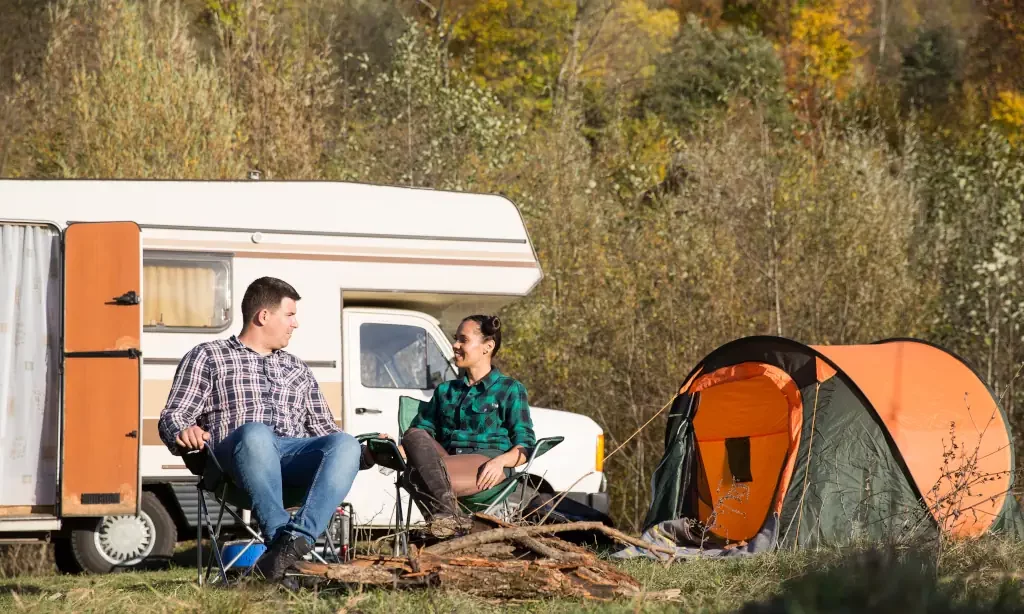 Wohnmobil und Zelt am Campingplatz