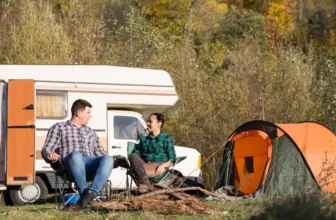 Wohnmobil und Zelt am Campingplatz