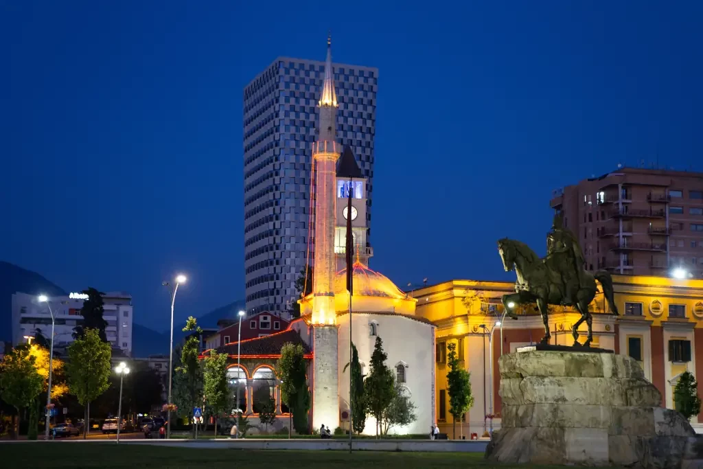 Beleuchteter Skanderbeg-Platz in Tirana, Albanien bei Nacht