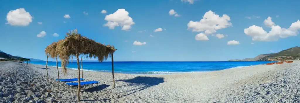 Eine Strandliege im Sandstrand Borsh, Albanien