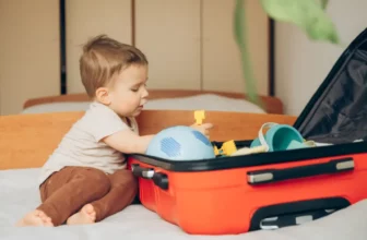 Kinder und Gepäck sind gepackt für den Urlaub-Checkliste