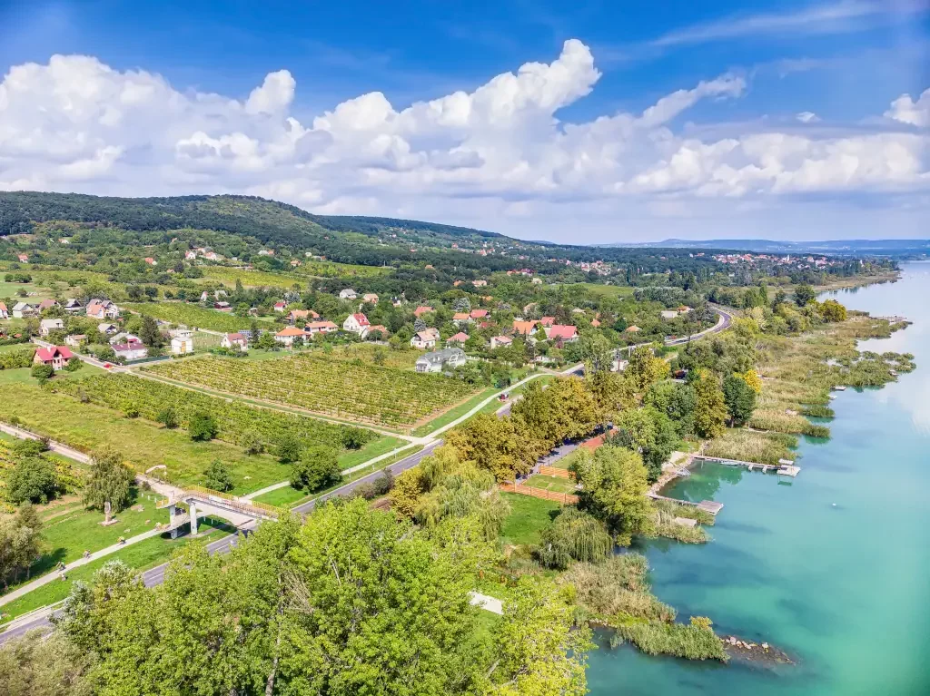 Luftaufnahme des Plattensees in Ungarn

