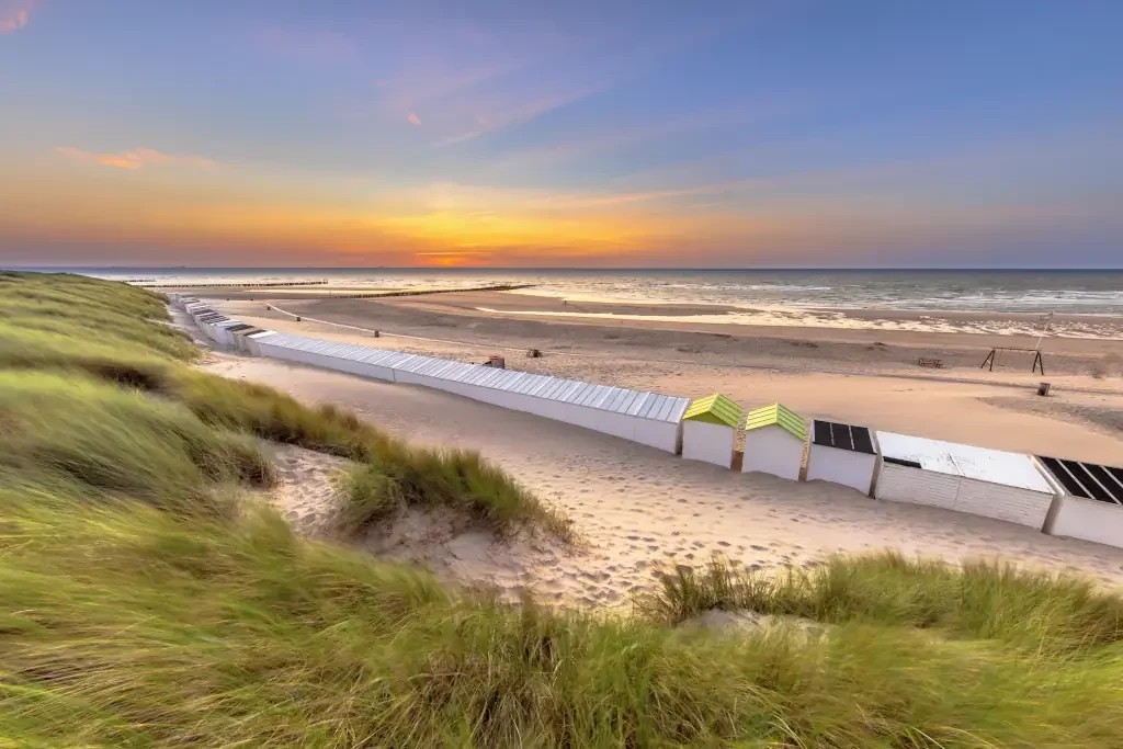 Reihe von Strandhäusern in Zeeland, Niederlande