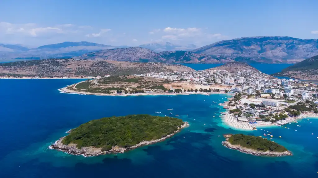 Schöner Sandstrand von Ksamil in Albanien