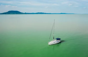 Yacht auf dem Plattensee in Ungarn