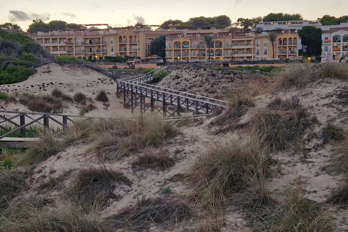 Dünen an der Cala Mesquida, dahinter das Familienhotel Zafiro Cala Mesquida