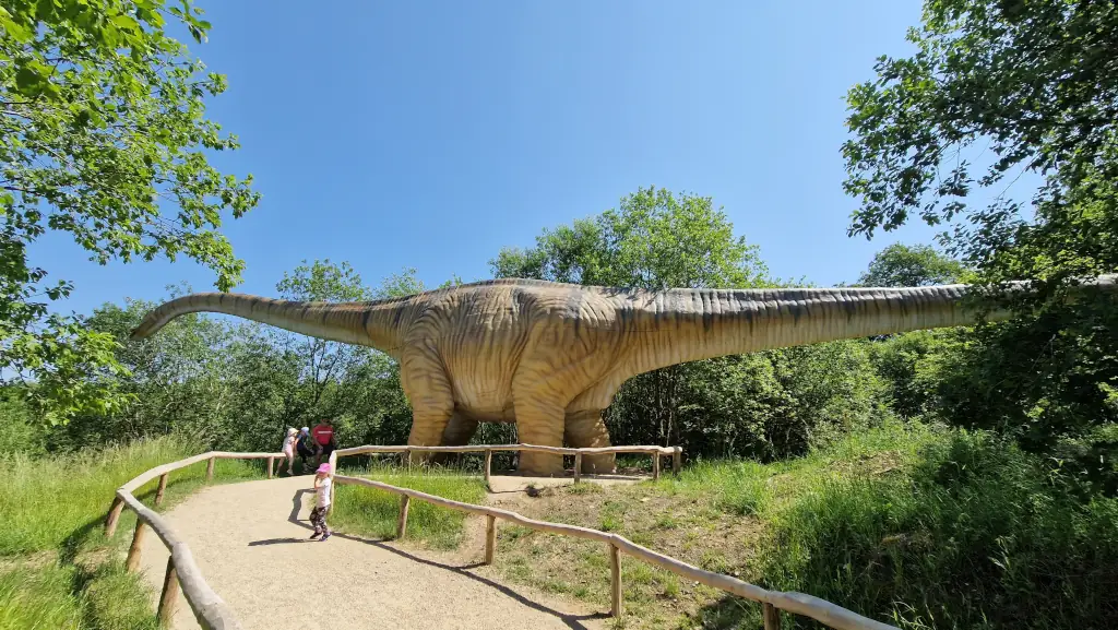 Sehr großes Modell eines Dinosauriers im Dinopark Teufelsschlucht
