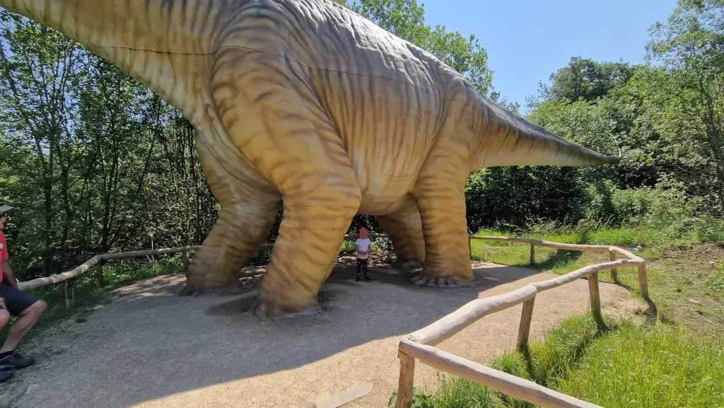 Modell eines riesigen Dinosauriers 