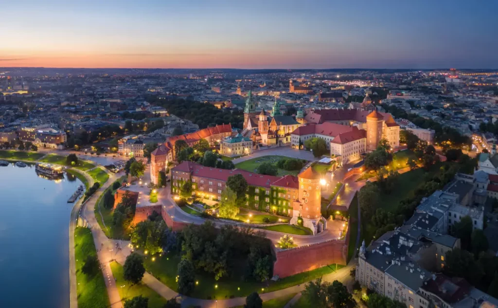 Luftaufnahme des Wawelschlosses in Krakau, Polen als günstige Urlaubsziele Familienurlaub 2024