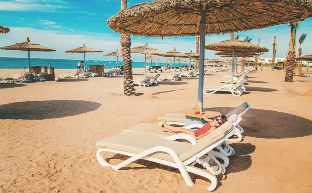 Mädchen ruht sich auf dem Meer aus. Sonnenliegen am Strand von Tunesien
