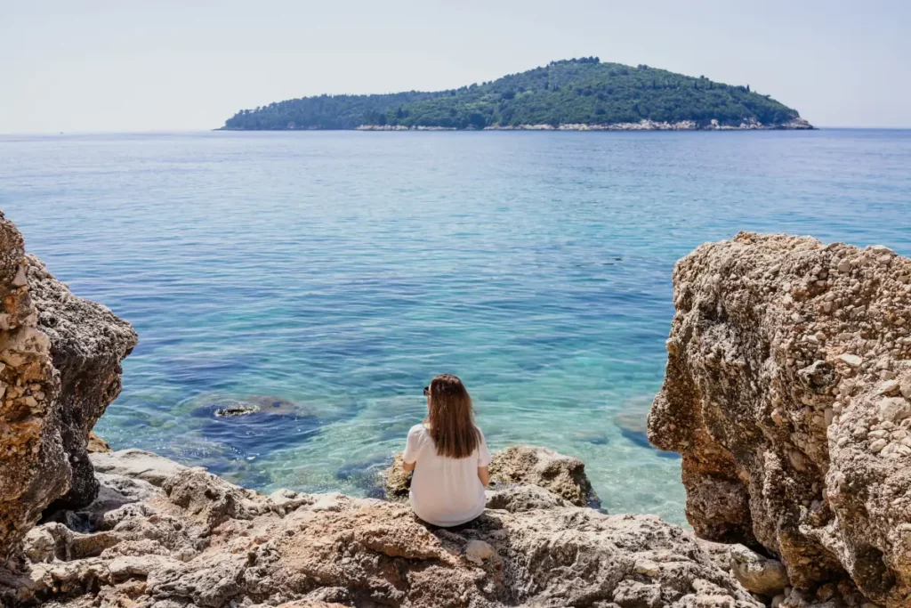 Frau am Meer der Adria Küste Kroatien