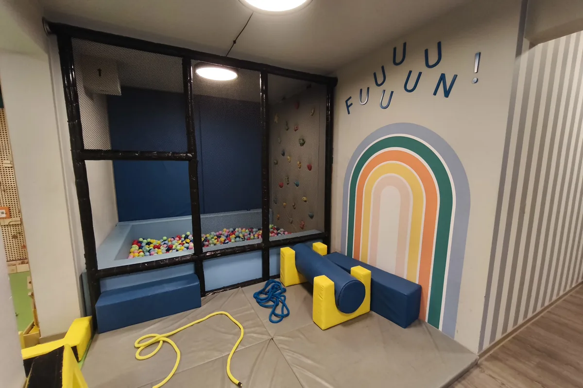 Spielraum mit Bällebad und Kletterwand in einem Familienhotel in Rabac