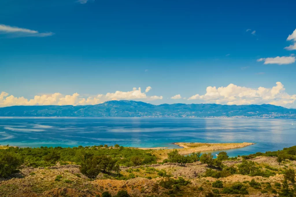 Malerischer Blick auf die Bucht auf der Insel Krk, Kroatien
