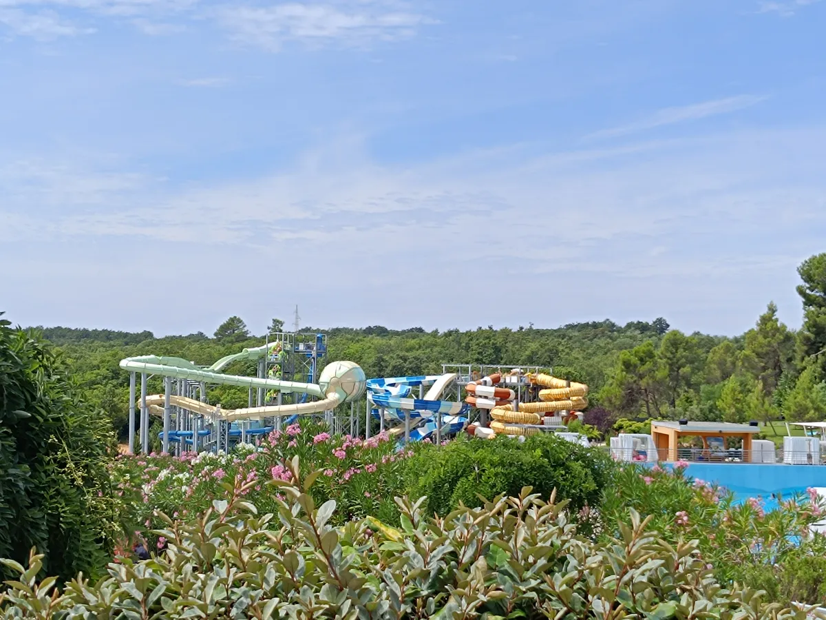 Rutschen im Aquapark Istralandia bei Novigrad unter blauem Himmel