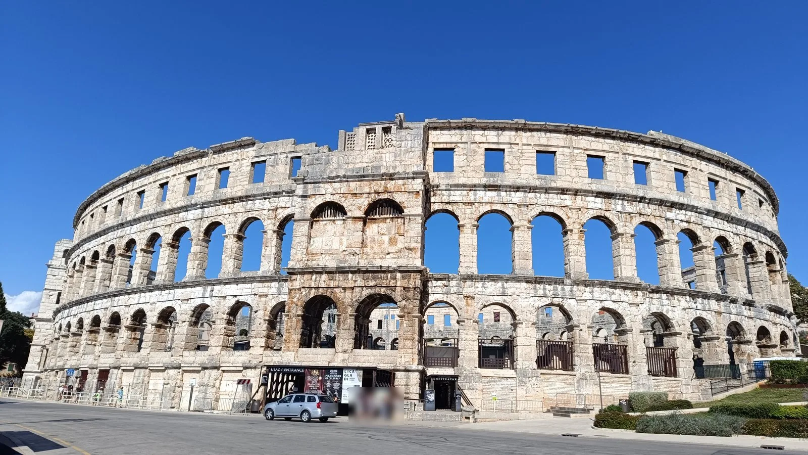 Die Arena von Pula, das römische Amphitheater, von außen bei blauem Himmel