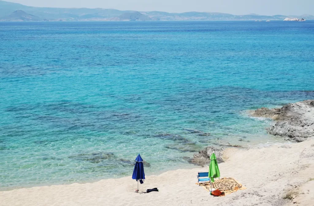 An einem weißen Sandstrand auf der Insel Naxos, Griechenland.