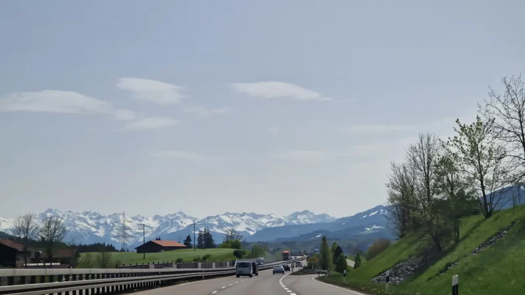 Anreise mit dem Auto ins Allgäu mit Blick auf die Alpen
