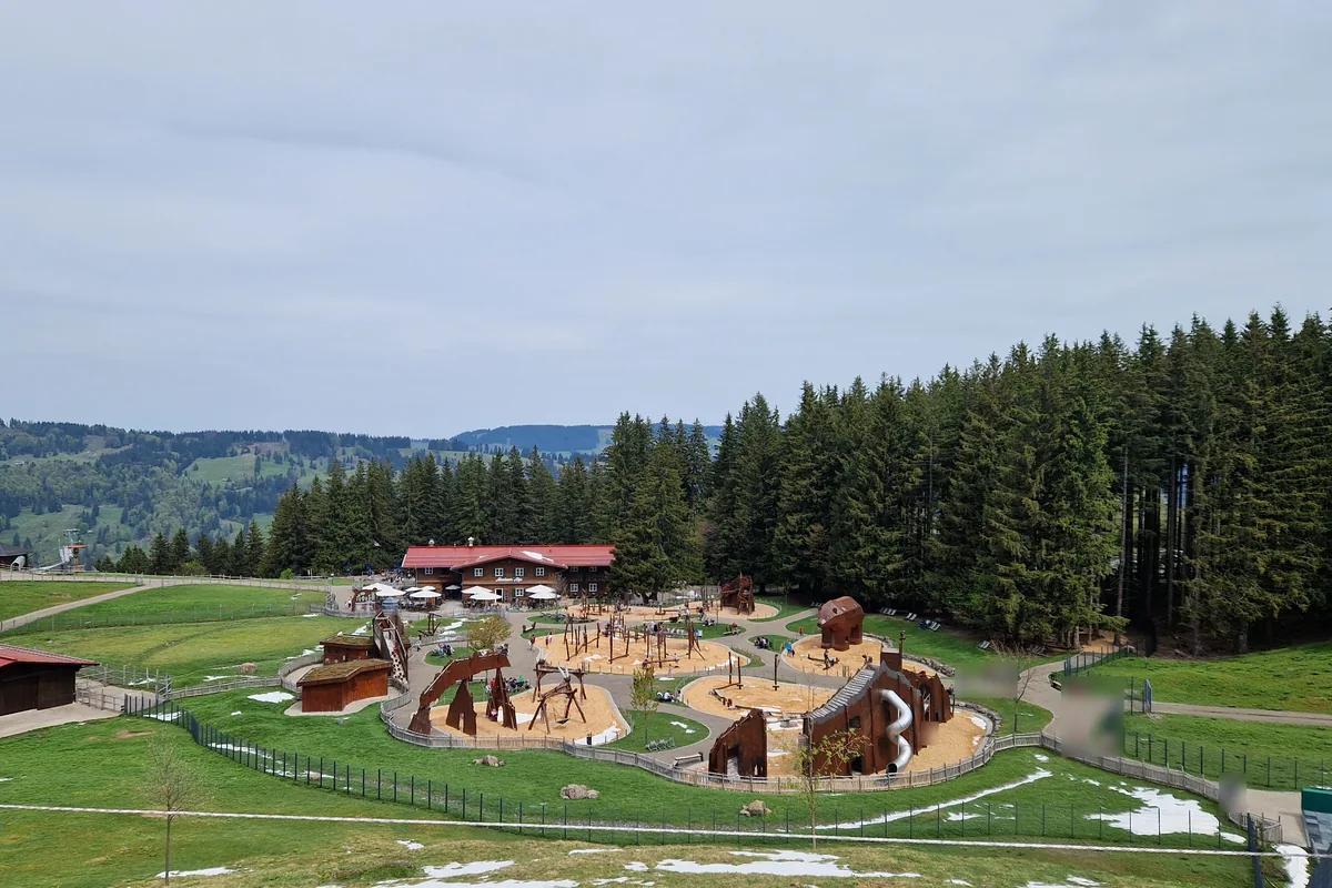Spielpark Abenteuer Alpe in der Alpsee Bergwelt bei Immenstadt mit Schneeresten im Frühjahr