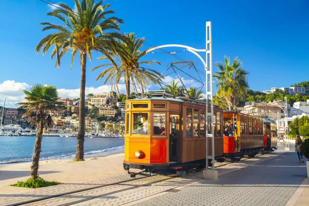 Die berühmte orangefarbene Straßenbahn fährt von Soller nach Port de Soller, Mallorca
