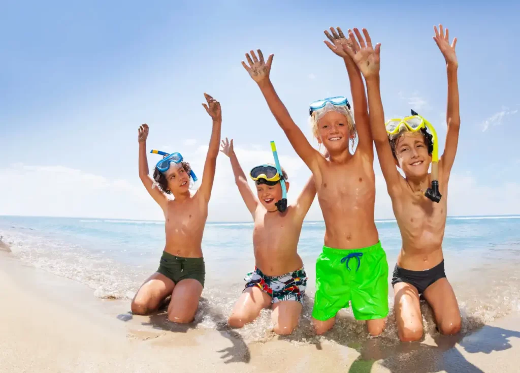 Jungs am Strand von Mallorca haben Spaß im Wasser