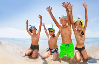 Jungs am Strand von Mallorca haben Spaß im Wasser