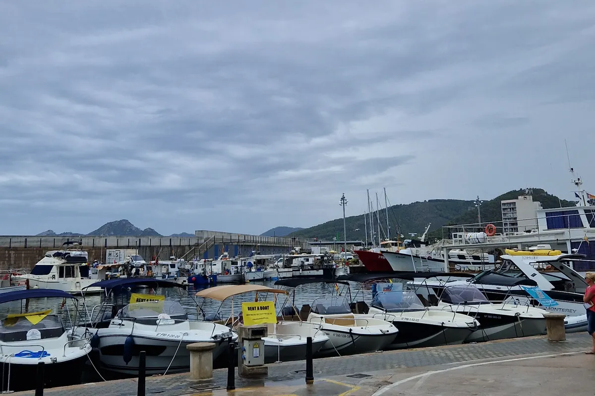 Hafen von Porto Cristo unter bewölktem Himmel