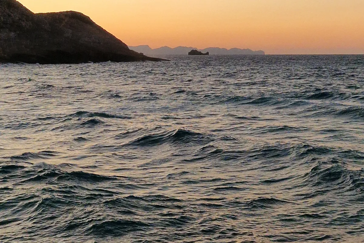 Wellen an der Cala Mesquida bei Abendlicht im September 2024