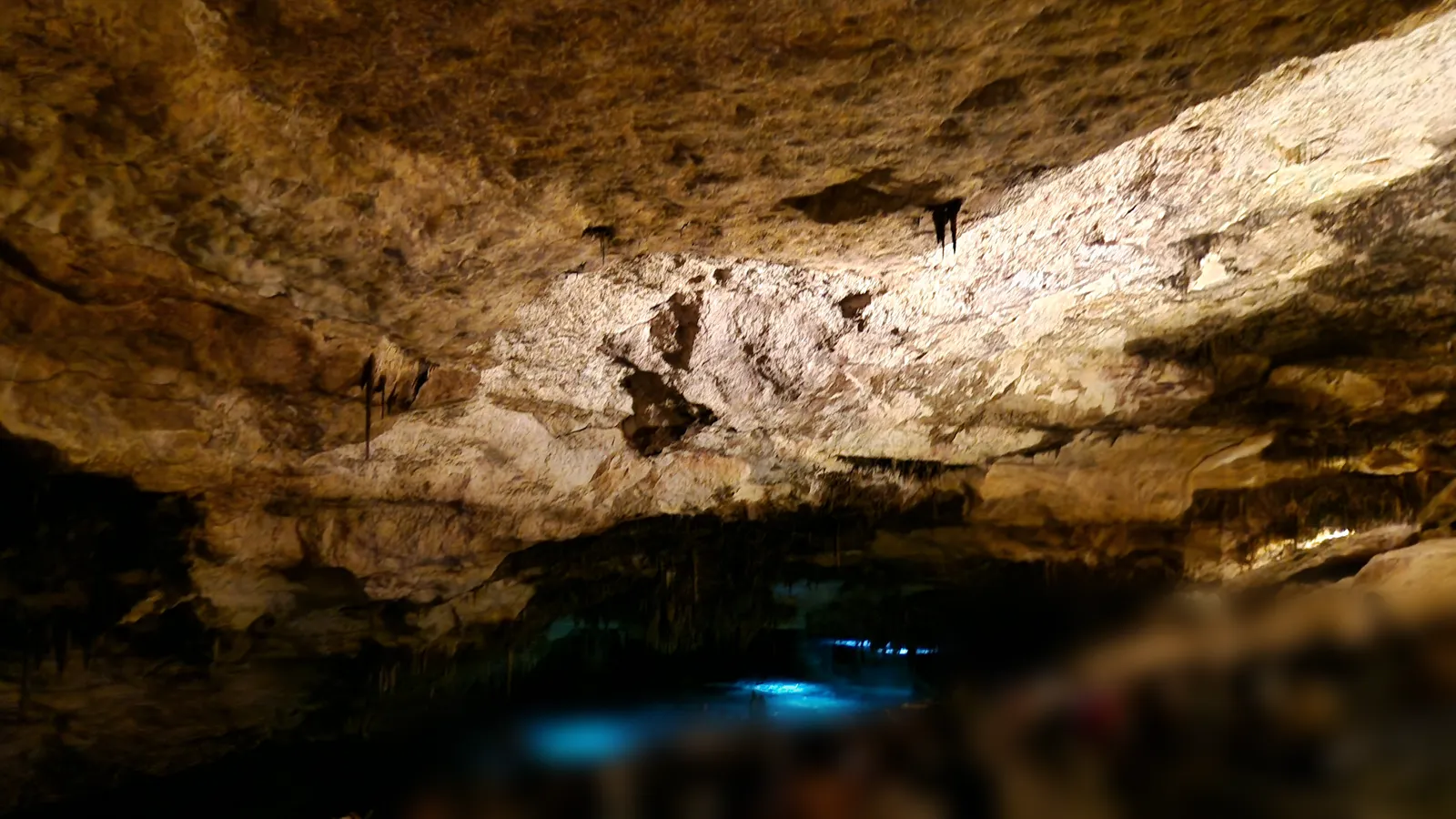 Mallorca bei Regen mit Kindern: Gewölbe der Drachenhöhle bei Porto Cristo mit blau beleuchtetem See