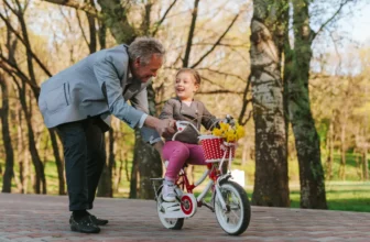 Kind lernt Fahrradfahren