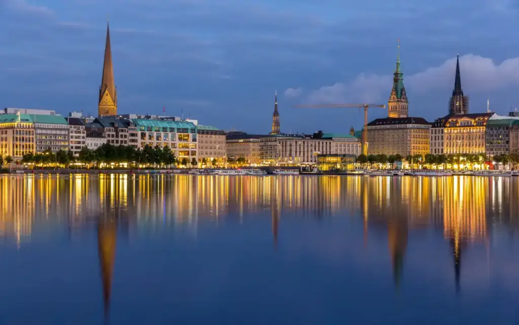 Hamburger Innenstadt über dem See