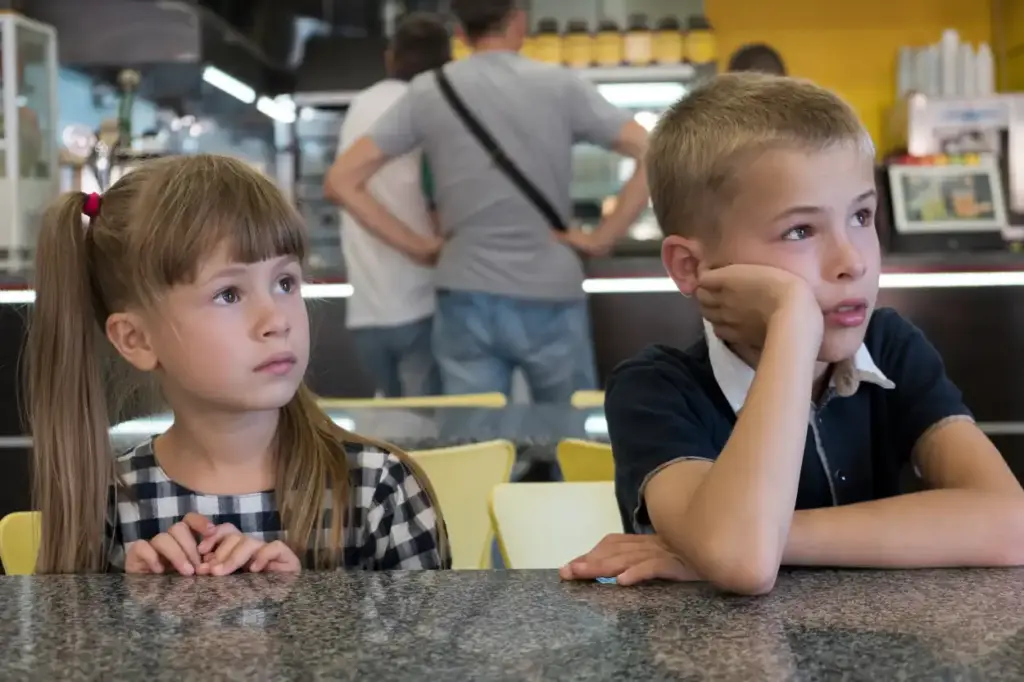 Kinder im Restaurant warten auf ihr Essen