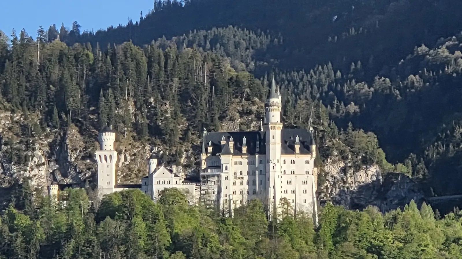 Schloss Neuschwanstein aus der Nähe im April 2026