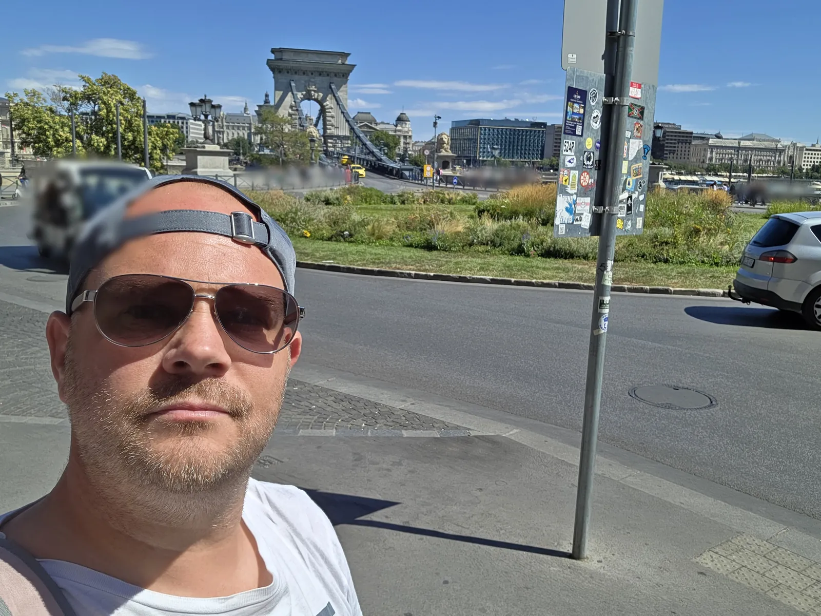 Robert Meyer mit Sonnenbrille vor der Kettenbrücke in Budapest im Sommer