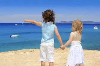 Zwei schwester mädchen sommer cala saona formentera Urlaub auf Formentera mit Kindern