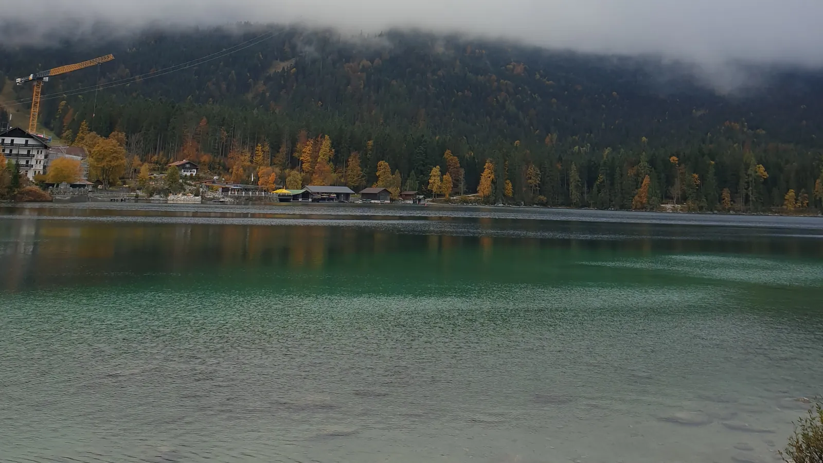 Ausflugsziele mit Kindern in Bayern: Eibsee bei Grainau im Oktober 2021