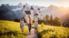 Familie mit Kindern vor Schloss in den bayerischen Alpen