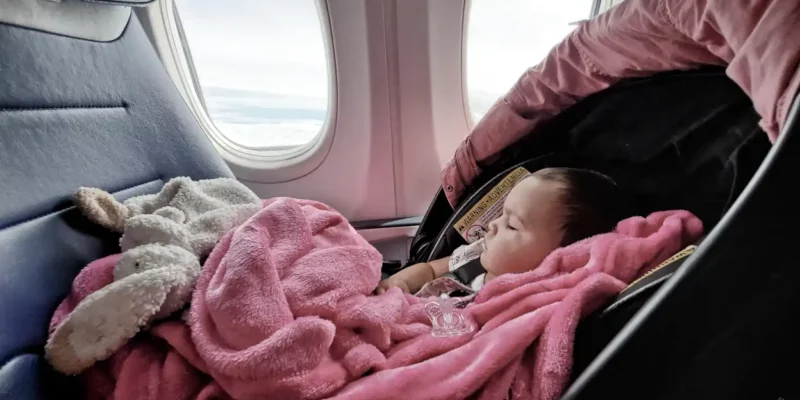 Fliegen mit Baby: Tipps für Eltern zum ersten Flug mit Kleinkind